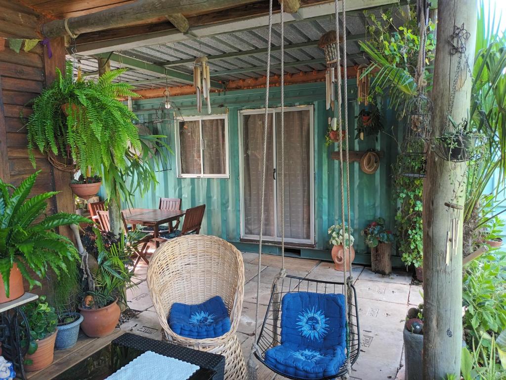 科洛尼亚-德尔萨克拉门托Leia's House的一个带椅子和植物的门廊