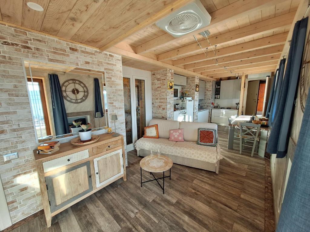 马卡尼奥Sole & Lago-Lake的客厅配有沙发和桌子