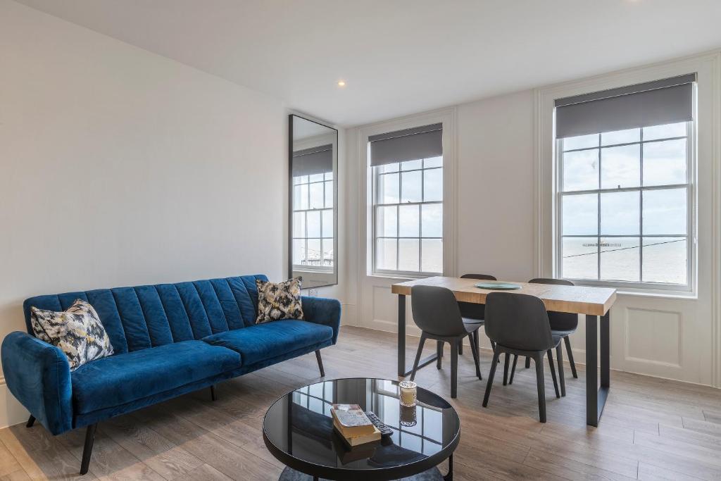 KentSeaside Serenity: Stylish Sea View Apartments in Herne Bay的客厅配有蓝色的沙发和桌子