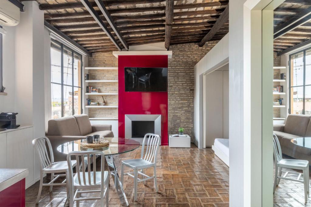 罗马Monti apartment BDB的客厅配有桌椅和红色墙壁