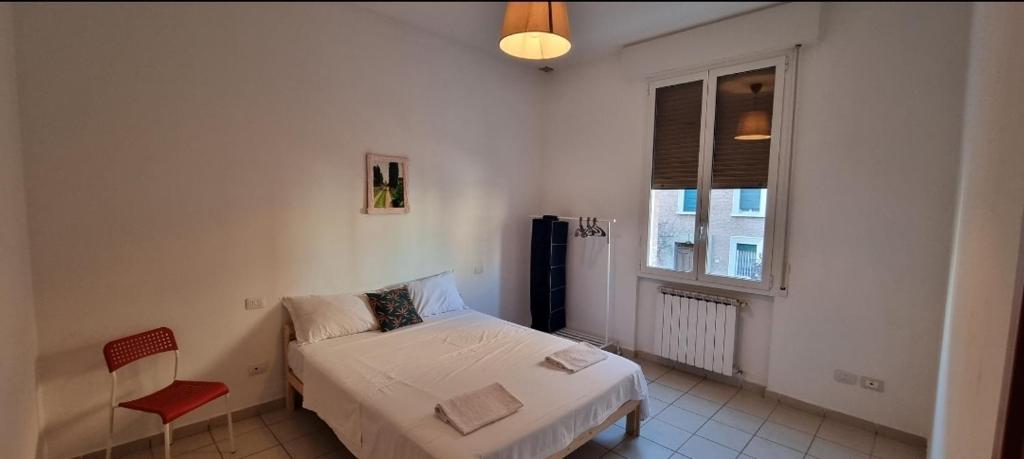 博洛尼亚Via Creti & Via Mazza Rooms的一间小卧室,配有床和窗户