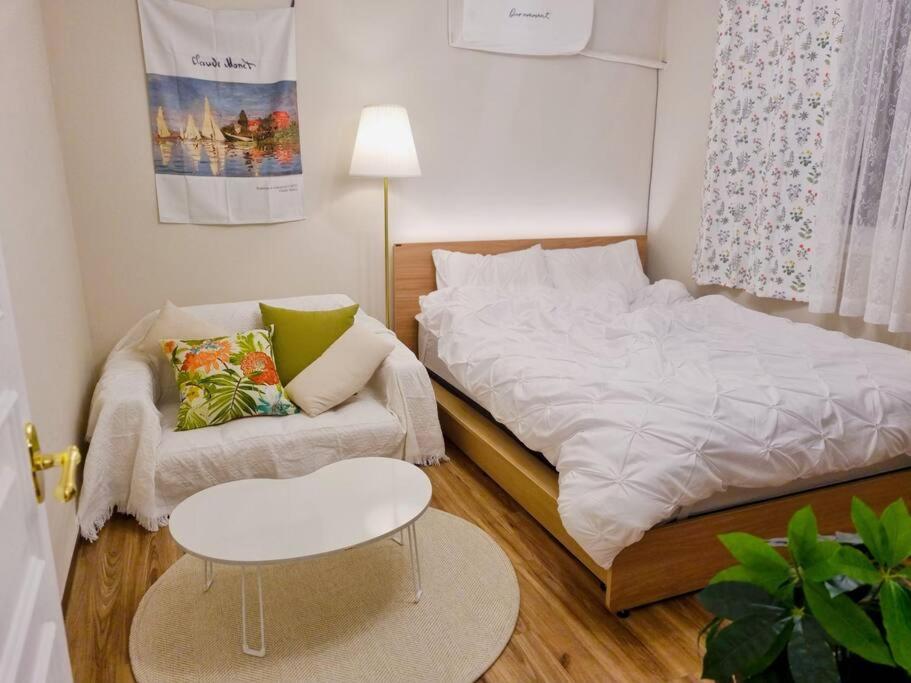首尔Jamsil Heaven的一间小卧室,配有一张床和一把椅子