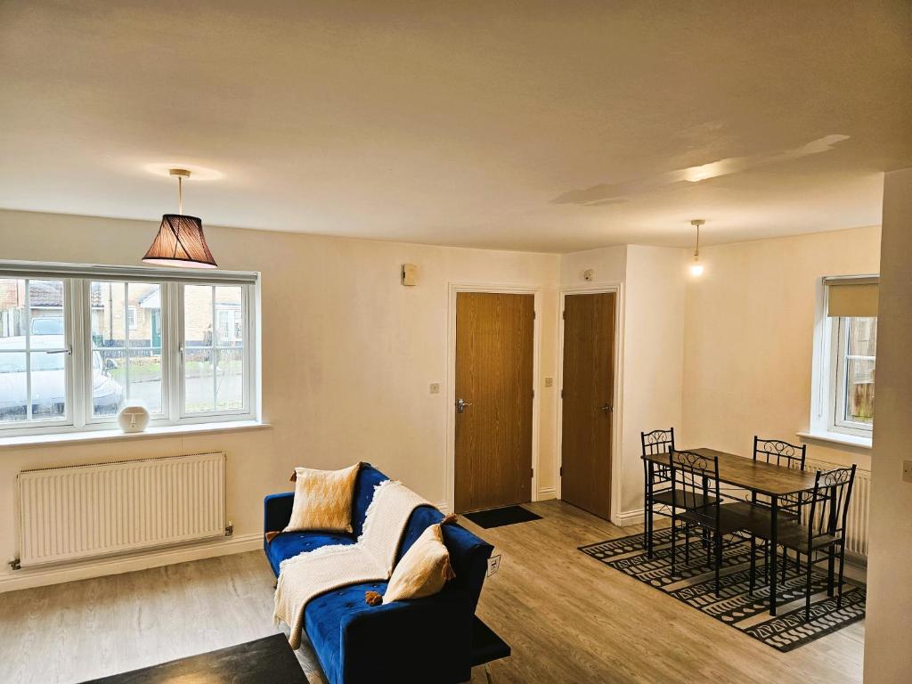 巴塞尔顿Impeccable 2-Bed House in Basildon的客厅配有沙发和桌子