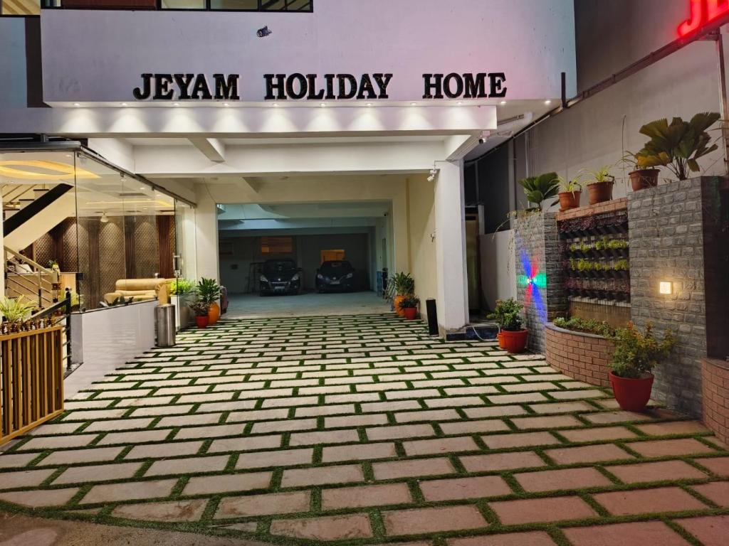 根尼亚古马里JEYAM HOLIDAY HOME的带有读书标牌的建筑走廊