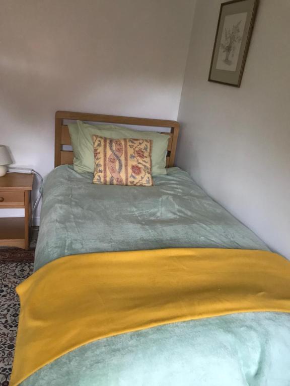 Buckinghamshire18 Wixon Path的一间卧室配有一张黄色毯子床