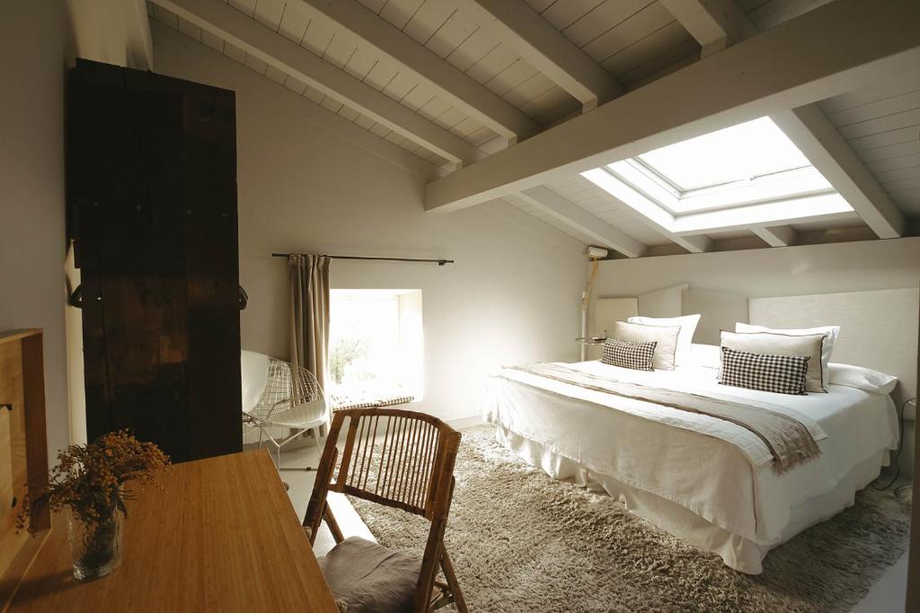 杜兰戈Hotel Garaiko Landetxea的一间卧室设有一张大床和一个窗户。