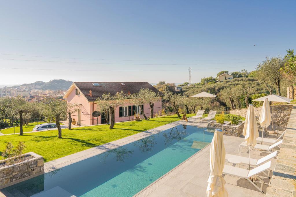 东塞斯特里Villa Chicchi - Sestri Levante的一座带游泳池和房子的别墅