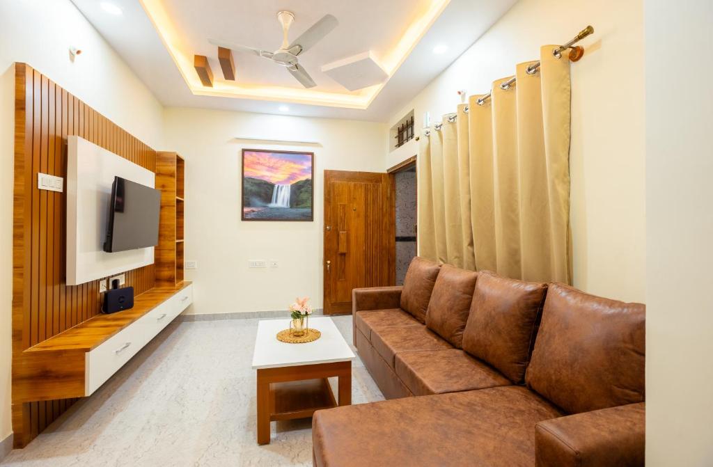 班加罗尔RZ Residency的带沙发和电视的客厅