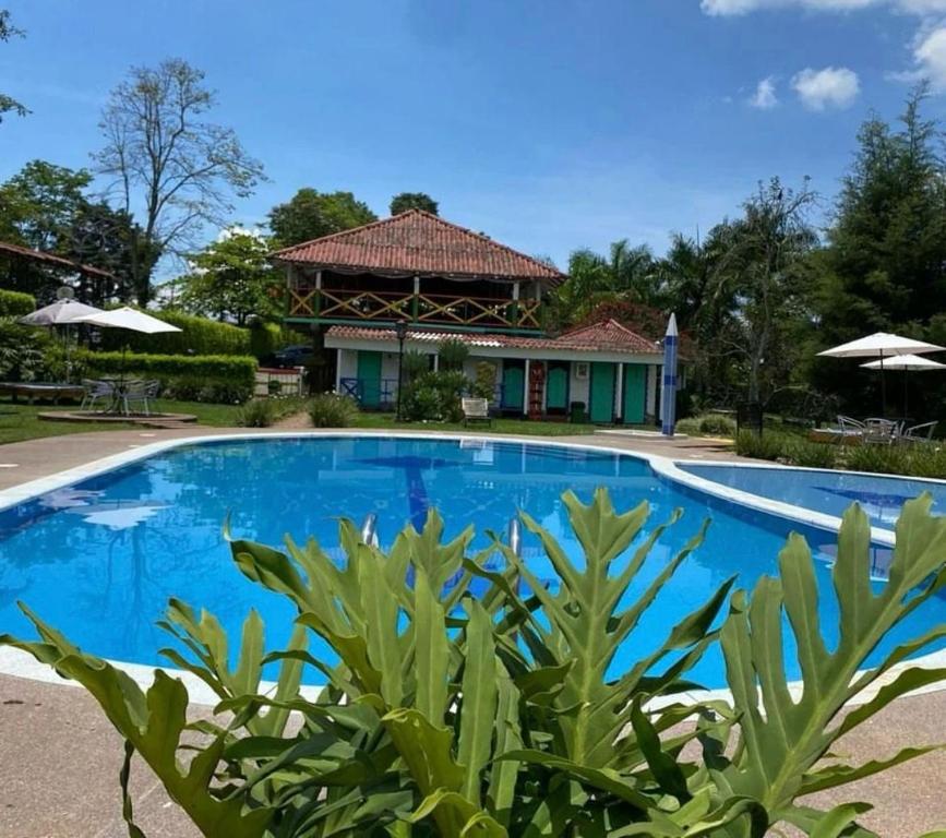 卡拉尔卡Finca Hotel Sol Y Luna的房屋前的游泳池