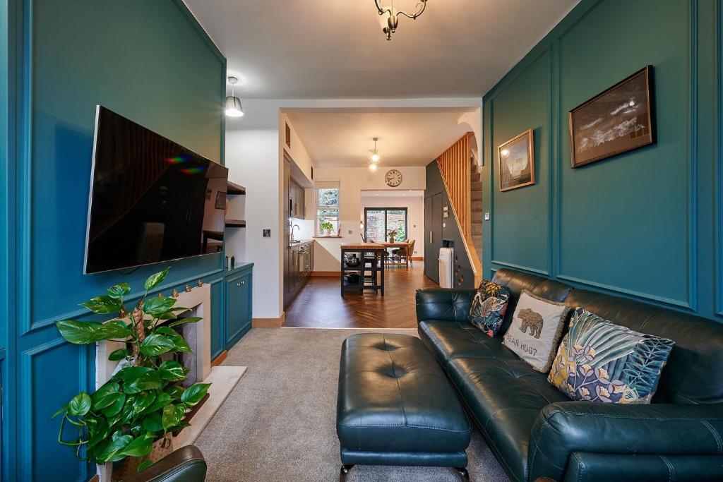 利物浦Host & Stay - 19 Garswood的客厅拥有蓝色的墙壁和真皮沙发
