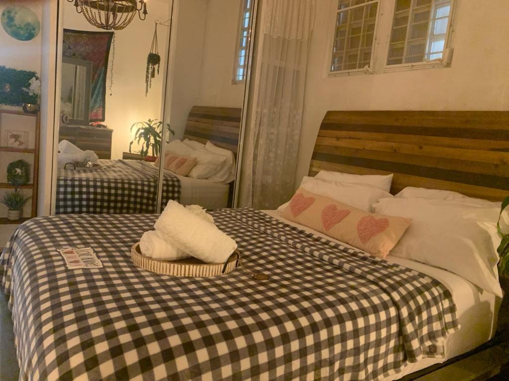 瓜亚马MI CASITA BOHO GREEN的一间卧室配有一张带 ⁇ 子毯子的床