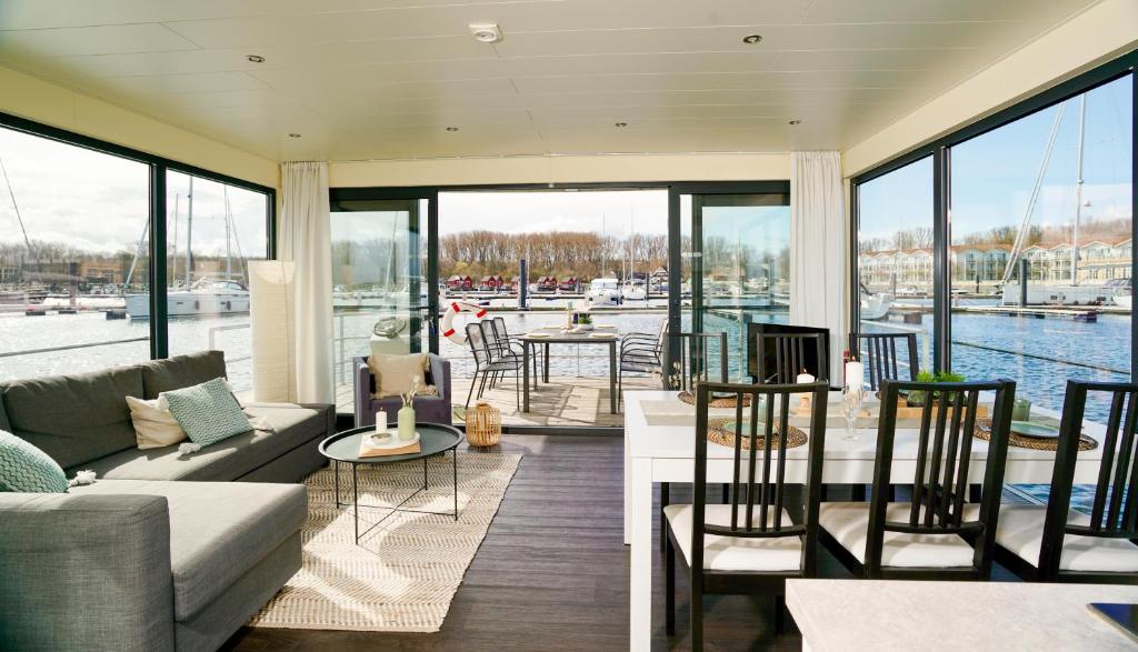博尔滕哈根Boltenhagen Hausboot Ostsee - WELL Hausboote LP3的客厅配有沙发和桌子