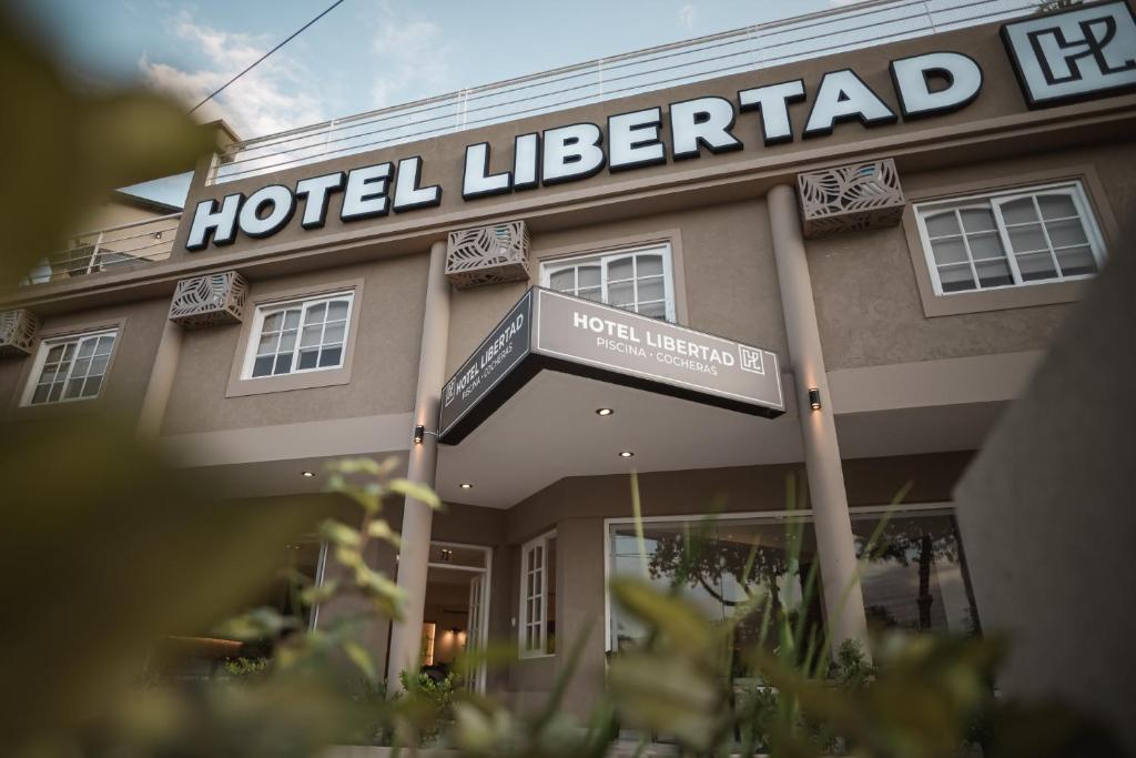 维拉卡洛斯帕兹Hotel Libertad的一座酒店利奇菲尔德,前面有标志