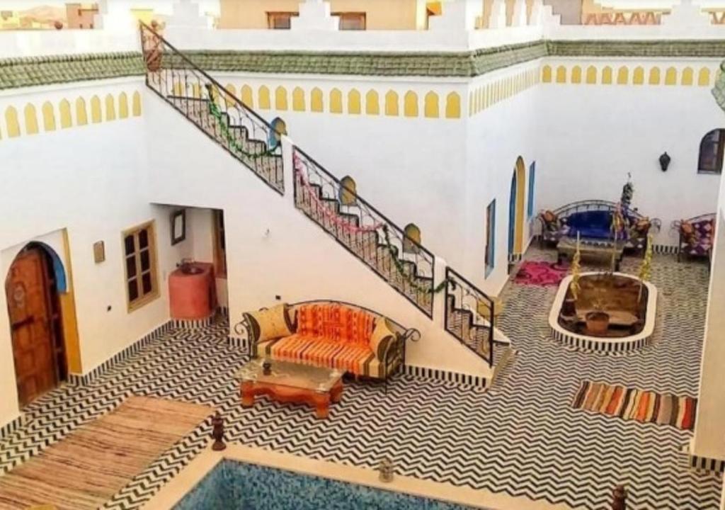 梅尔祖卡Casa laman的一间带楼梯和游泳池的客厅
