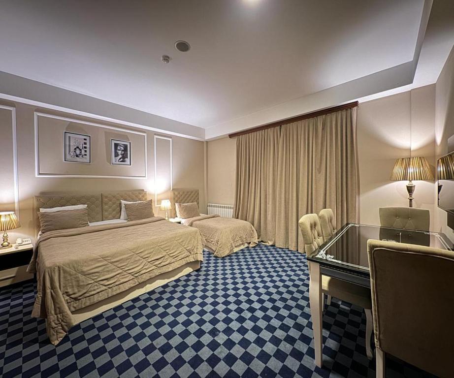 巴库Sea Pearl Hotel的酒店客房配有两张床和一张书桌