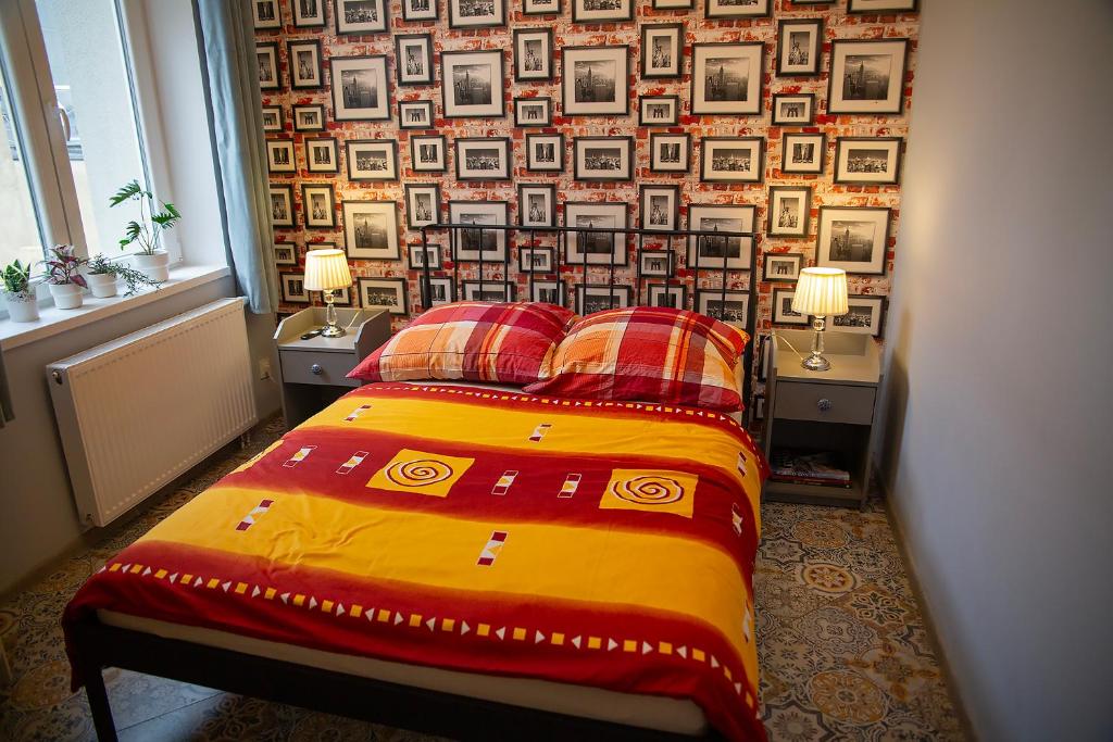 比得哥什Apartament u Olechny 4的一间卧室配有一张带两张桌子和一面墙的床