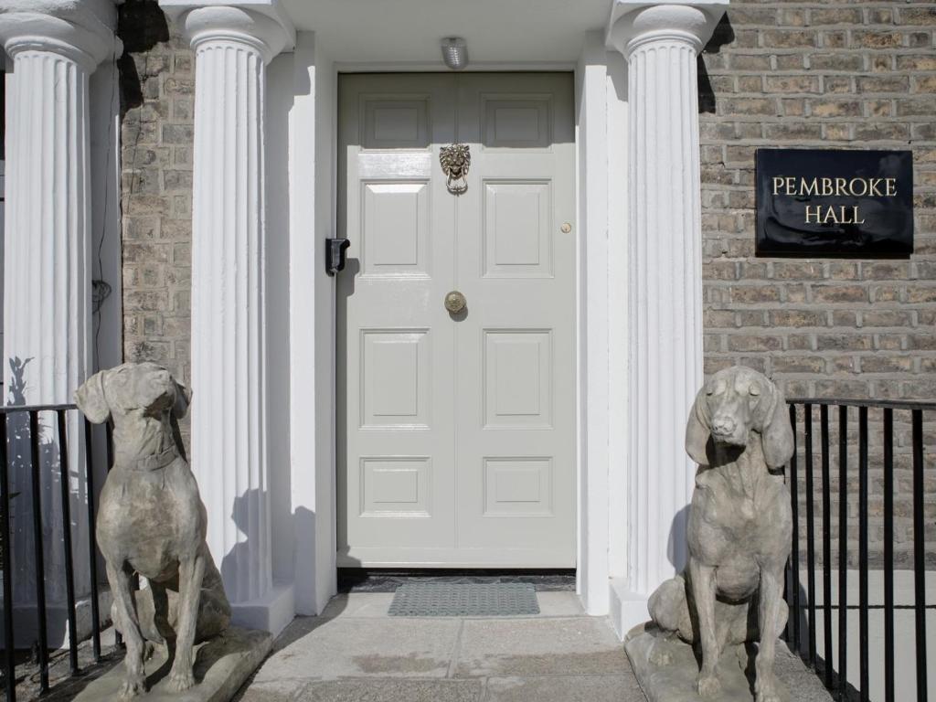 都柏林彭布罗克浩尔旅馆的两座羊雕像站在门前