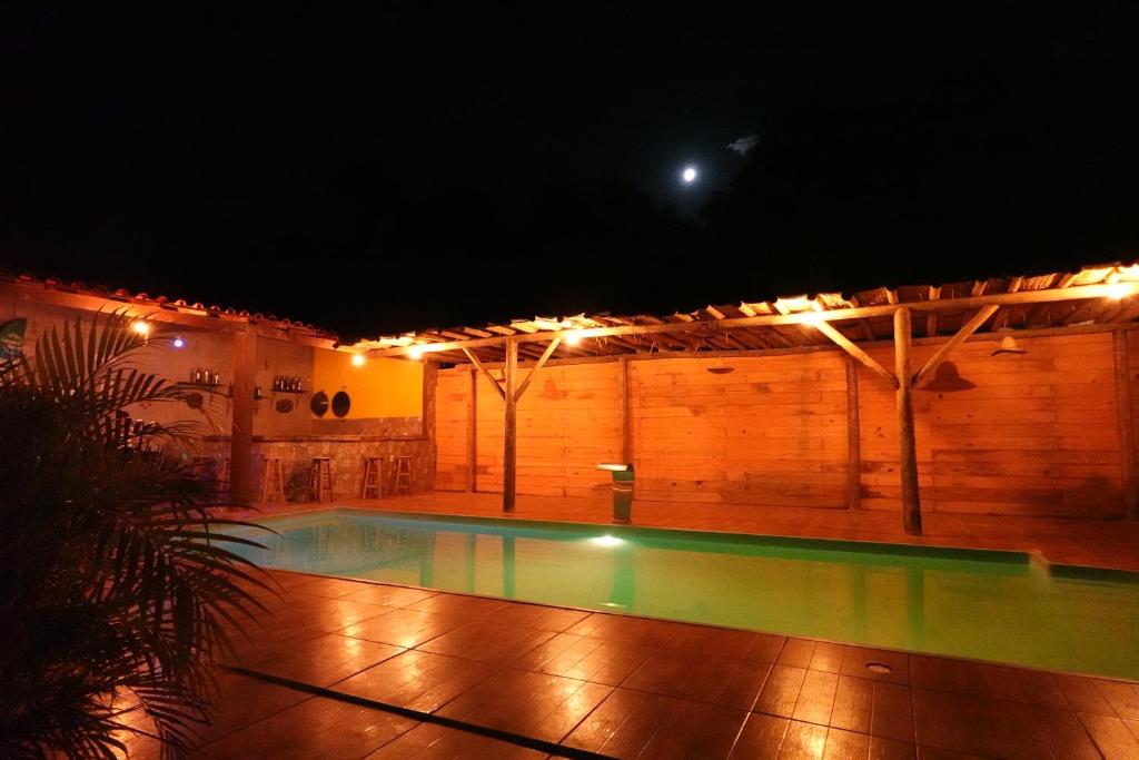 圣罗克迪米纳斯Pousada Canastra Mineira的夜间游泳池周围灯光环绕