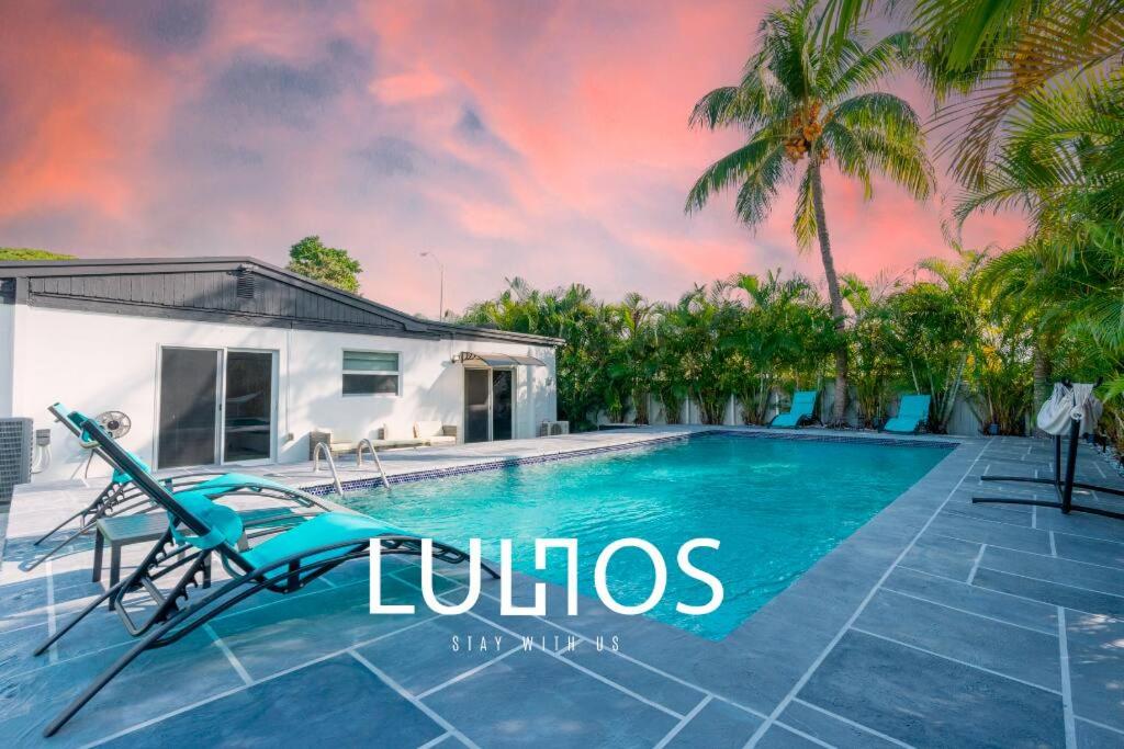 北迈阿密海滩Miami 4Bedroom Retreat heated Pool near to beach的一座别墅,设有游泳池和棕榈树