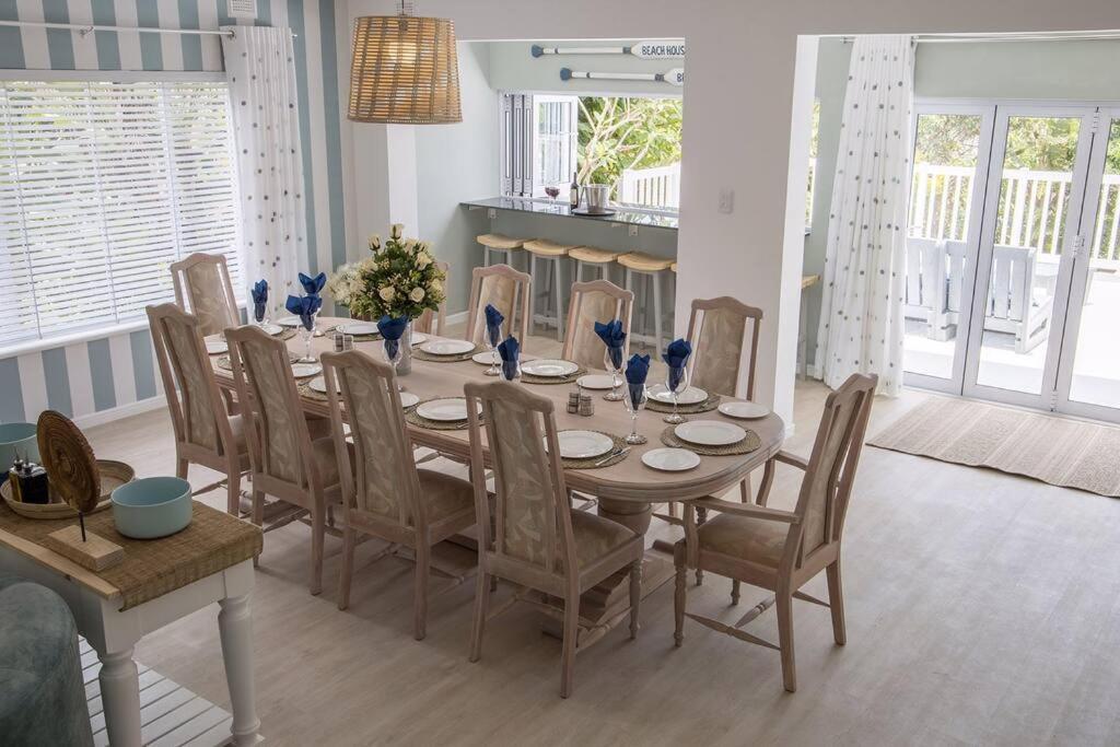 巴利托Modern Luxury Beach House的一间带桌椅的用餐室