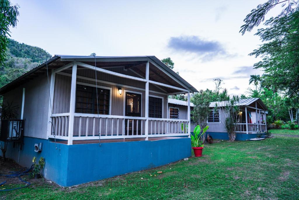 庞塞Hacienda Rosabel的蓝色和白色的房子,有院子