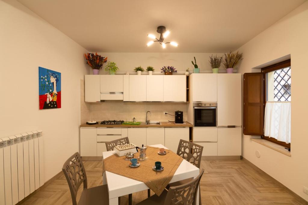 科皮托Coppito Apartment的厨房以及带桌椅的用餐室。