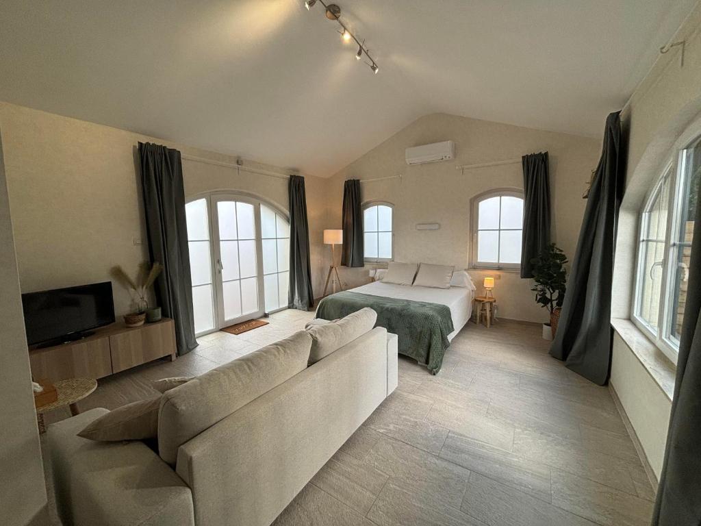 Le Mas de Corenne的客厅配有床和沙发