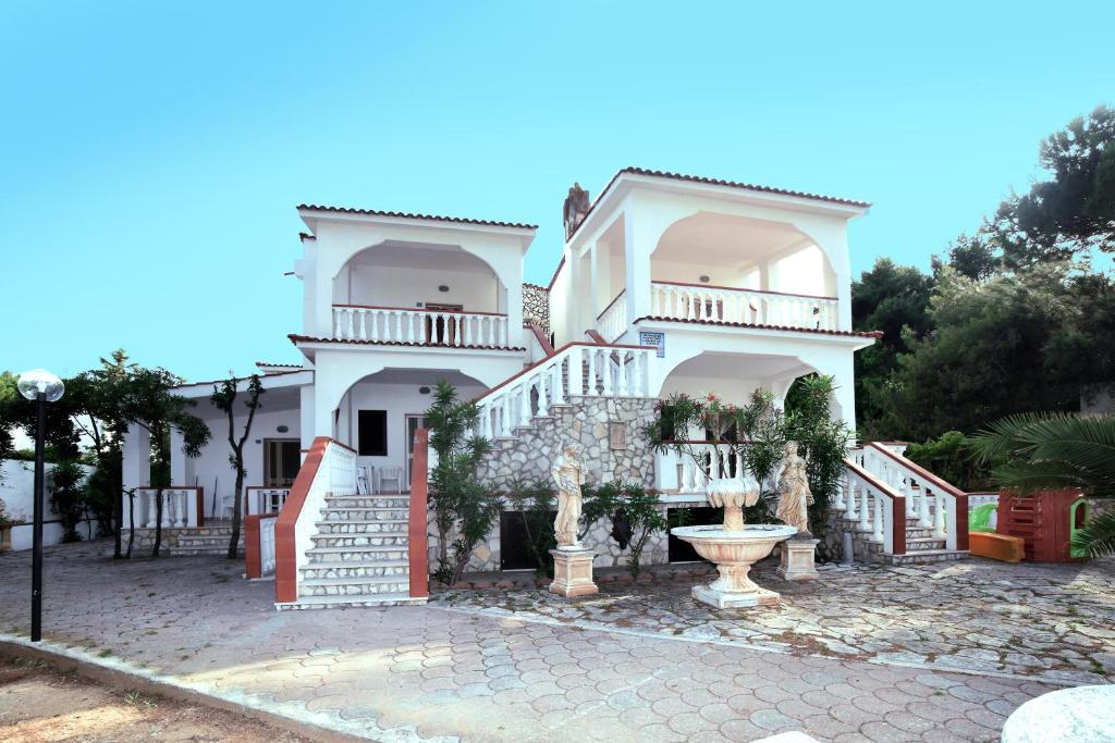佩斯基奇Villa Ialillo的一座大型白色房屋,设有楼梯和喷泉
