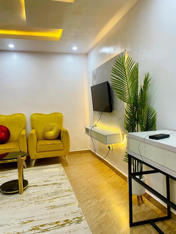 伊凯贾Yellow bird homes的客厅设有黄色沙发和电视
