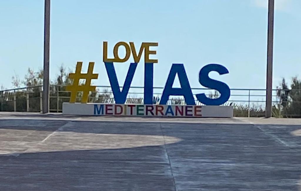 维亚斯Mobilhome的停车场里的一个标牌,上面写着“爱签证”的字样