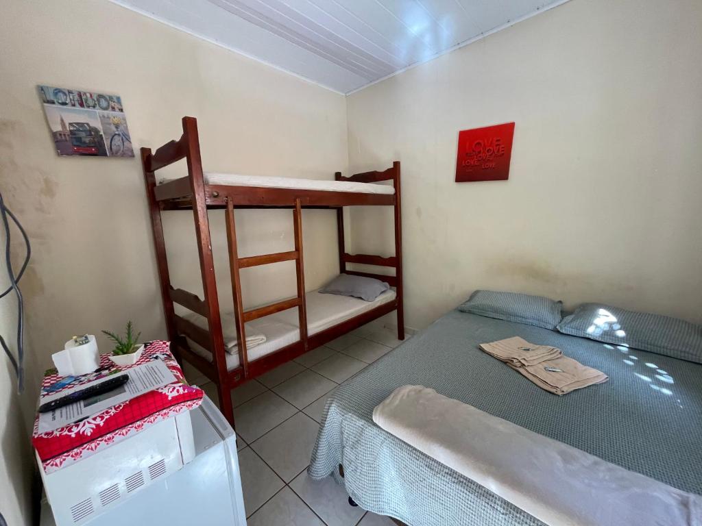 坎普斯戈伊塔卡济斯Pelinca Suite的一间卧室设有两张双层床和一张桌子