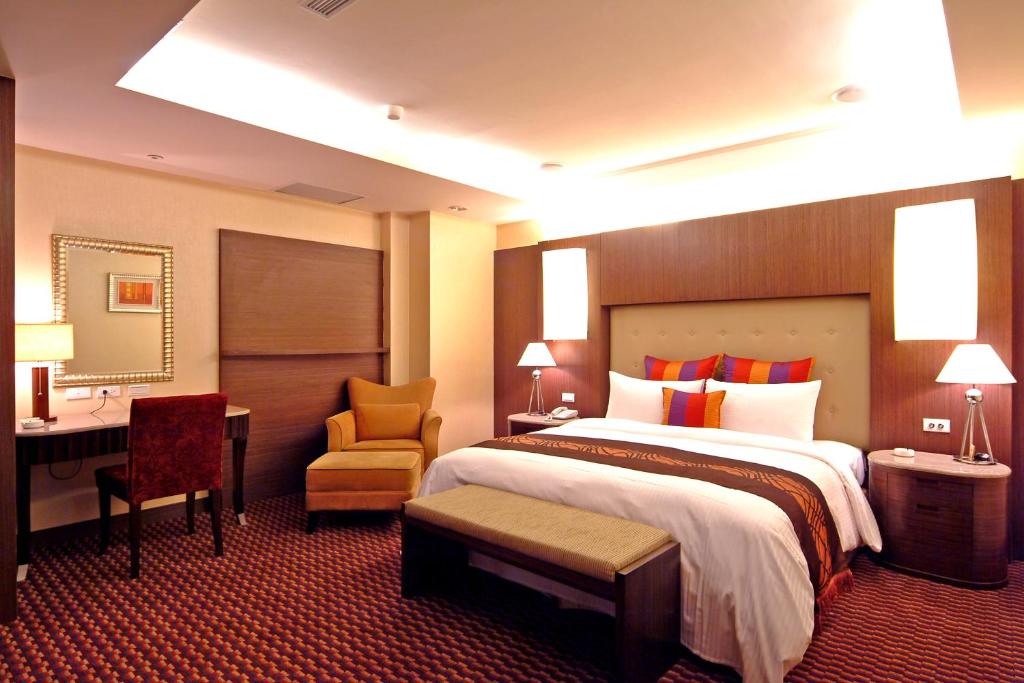 中和景安精品旅館的酒店客房设有一张大床和一张书桌。