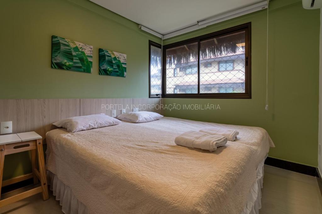 阿奎拉兹Manhattan Beach Riviera的一间卧室配有一张带两个枕头的床