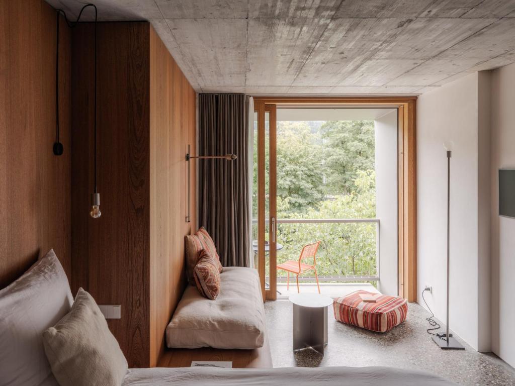 瓦尔德基尔希ArtBau Designhotel的一间卧室设有一张床和一个大窗户