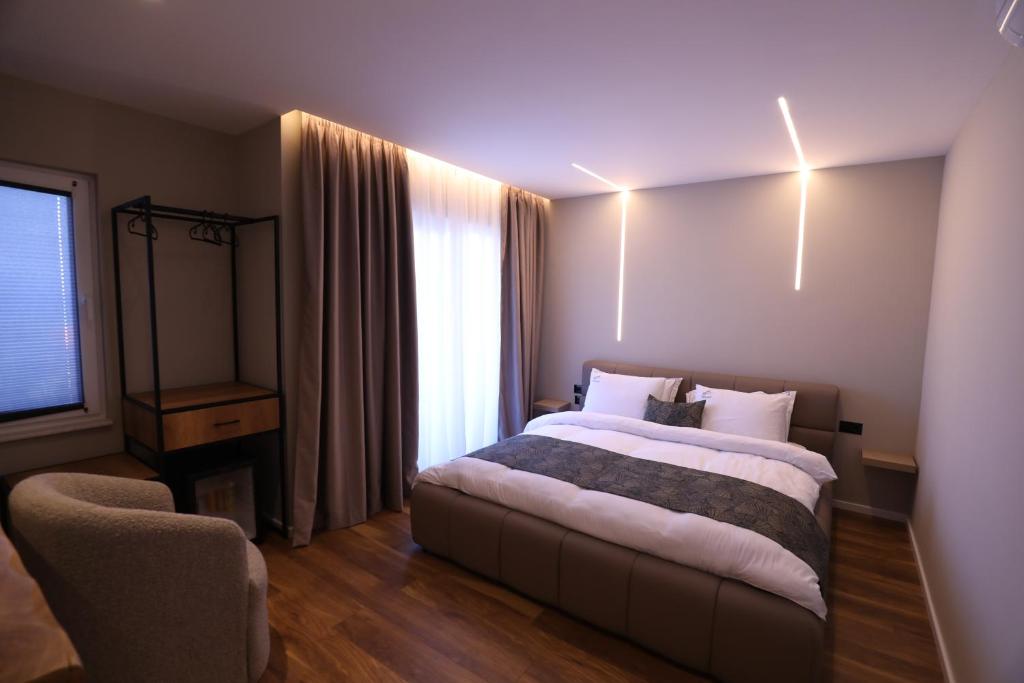 TushemishtDallga Suites的酒店客房设有床和窗户。