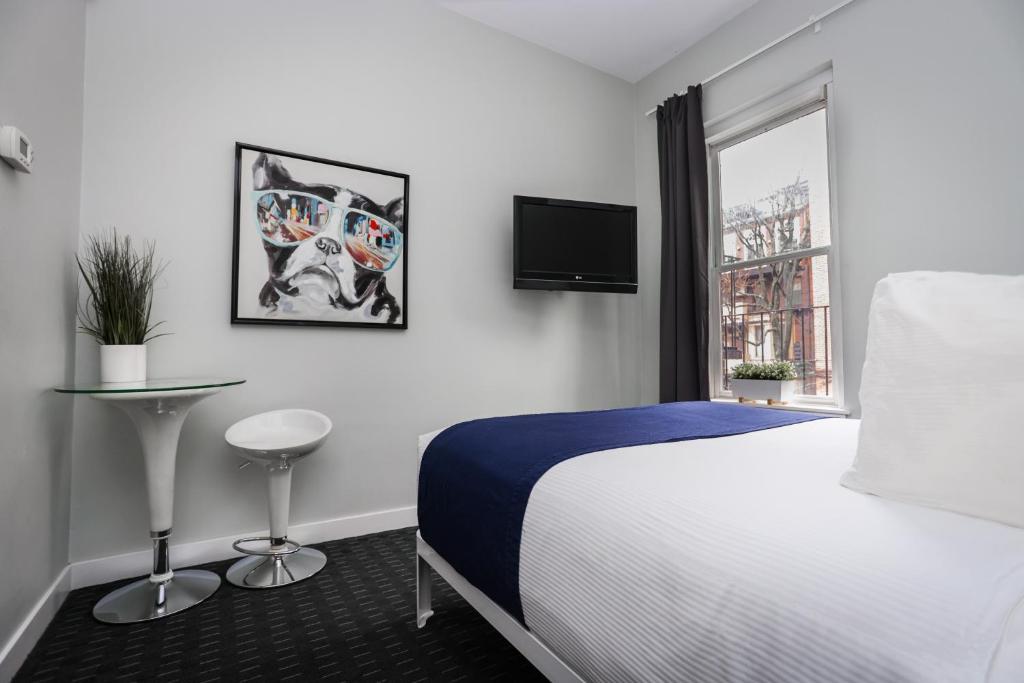 波士顿Cozy Studio on Newbury Street, #1的酒店客房设有床和窗户。