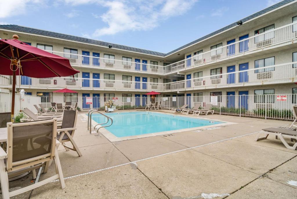 罗林梅多斯芝加哥西北 - 罗琳梅多斯6号汽车旅馆的公寓大楼设有游泳池和庭院家具。
