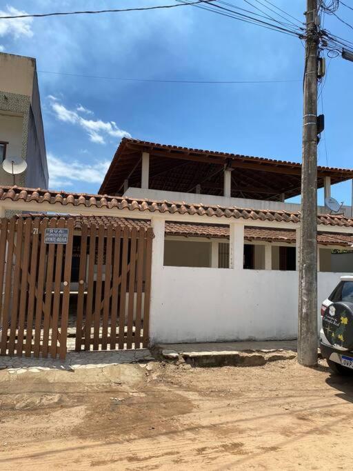 皮乌马Casa com terraço em Piúma.的房屋前的木栅栏