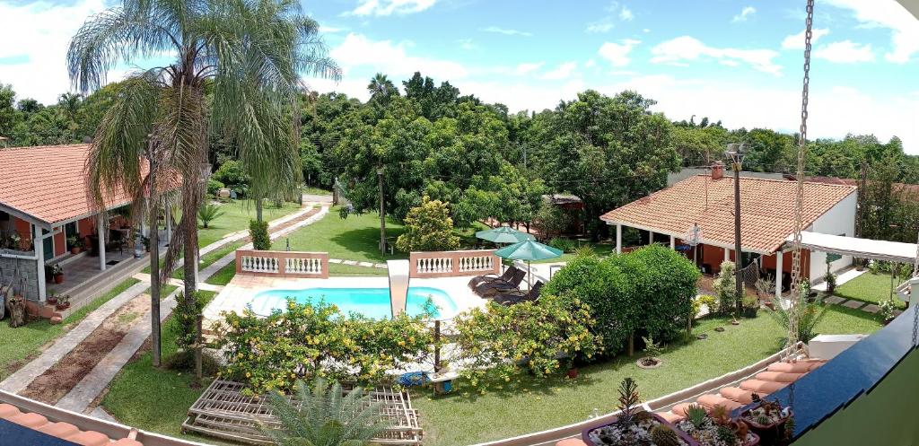 奥兰布拉Pousada Chácara VIVALLI的享有带游泳池的度假村的空中景致