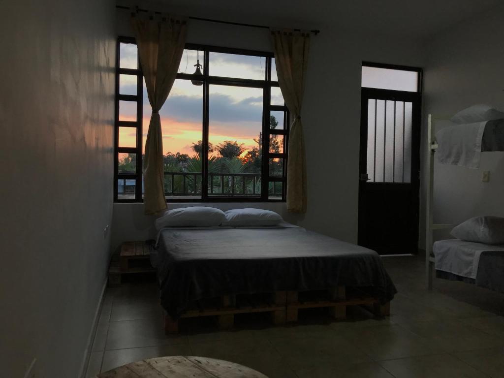 萨兰托Nature Hostel Salento的一间卧室设有一张床和一个大窗户