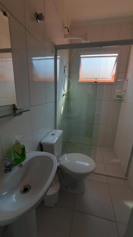 伯迪亚哥AP Bertioga - Praia Indaia - Wi-Fi 500 Mega的白色的浴室设有水槽和卫生间。