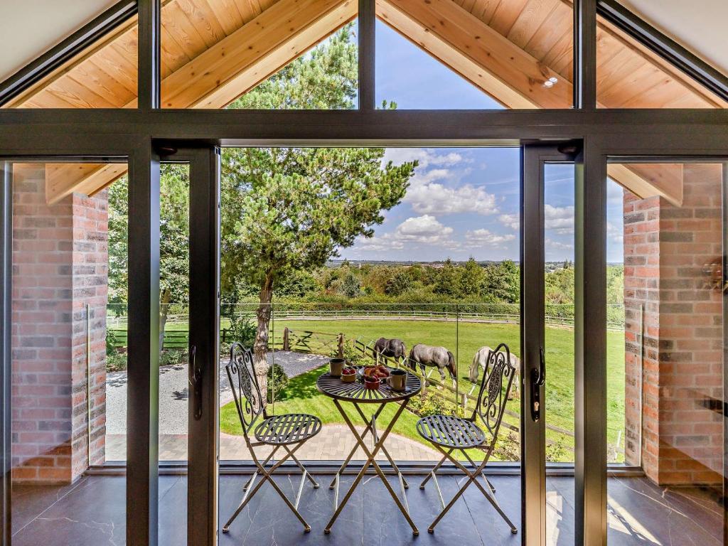 1 Bed in Melton Mowbray 93068的庭院配有桌椅,享有田野美景。