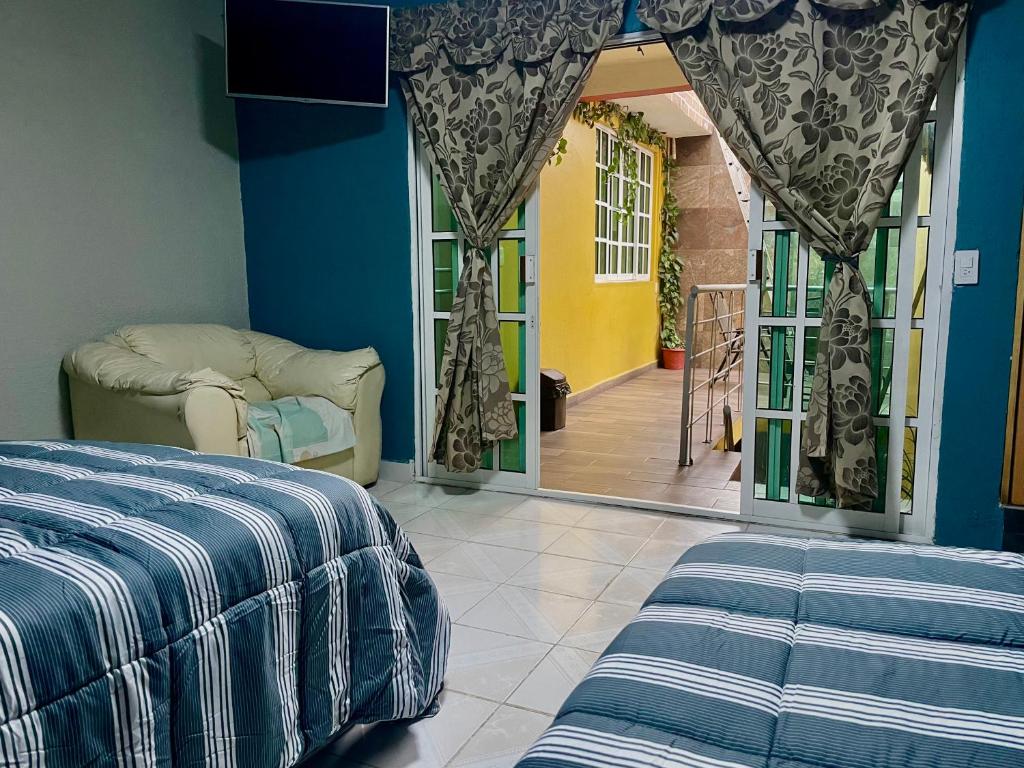 墨西哥城Hidden house的一间卧室设有一张床和一个滑动玻璃门