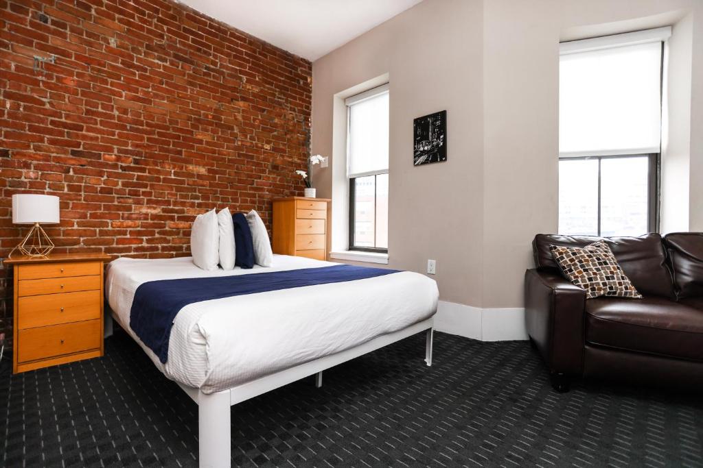 波士顿Cozy Downtown Studio, #41的一间卧室设有一张床和砖墙