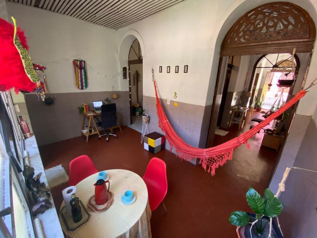 圣路易斯Yorukàsa的享有带桌子和红色椅子的客厅的顶部景色。