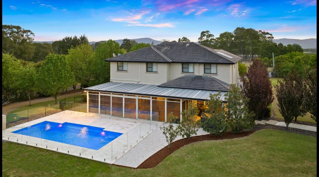 努尔卡巴HOT HOT Spoil someone special at this luxe Hunter Valley Estate - stunning luxury in super central location的享有带游泳池的别墅的顶部景致