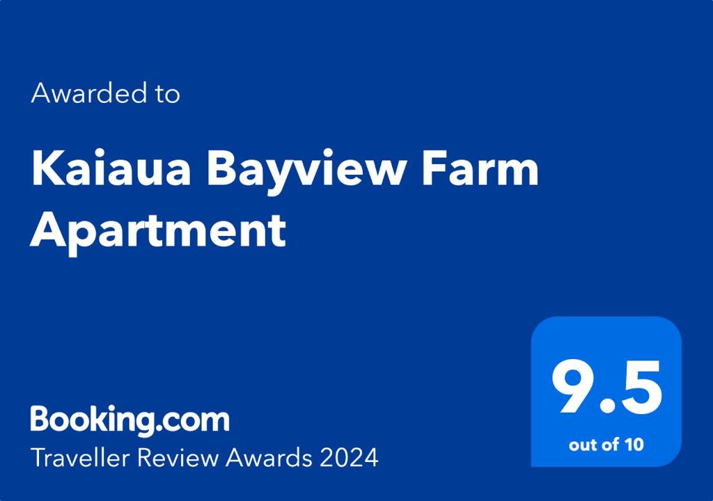 奥克兰Kaiaua Bayview Farm Apartment的蓝色标志,写着卡拉马亚巴耶夫农场的合同
