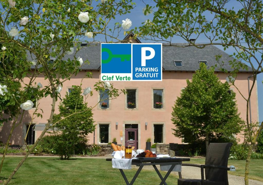 罗德兹HÔTEL LA FERME DE BOURRAN - écoresponsable parking gratuit的大楼前的停车标志