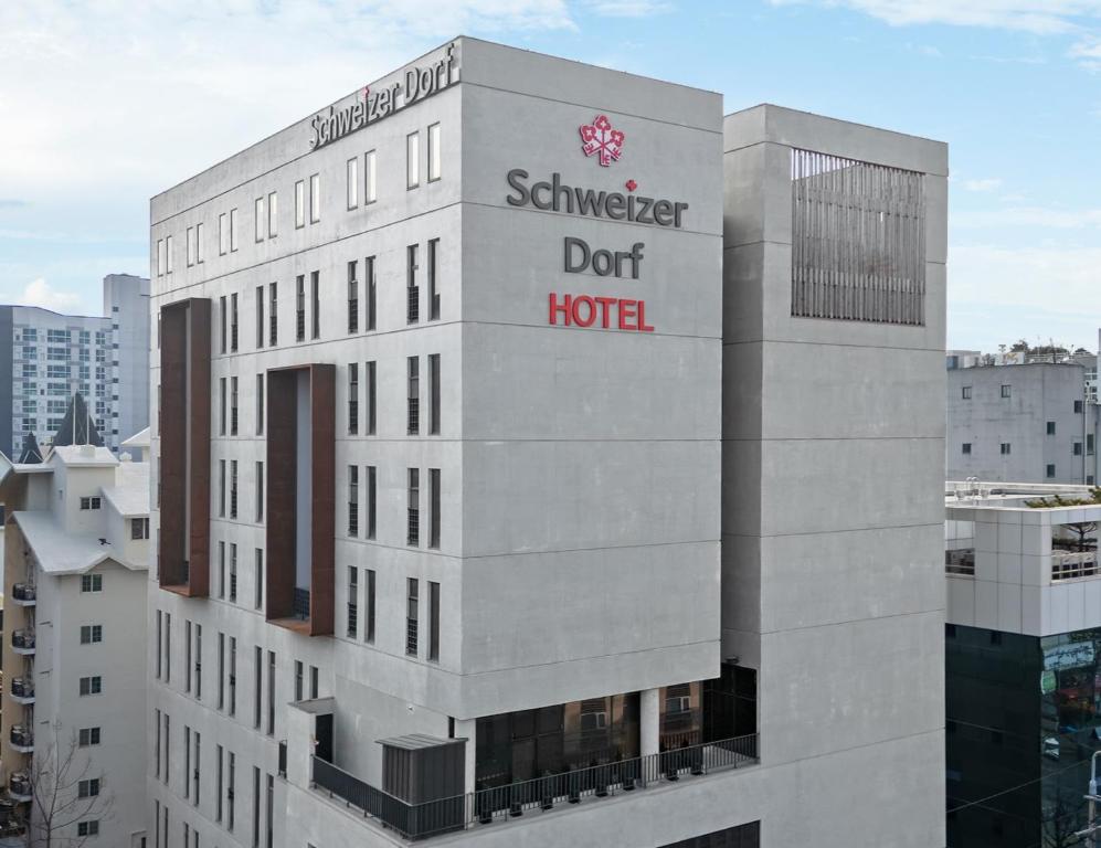 天安市Hotel Schweizer Dorf Cheonan的建筑的侧面有标志