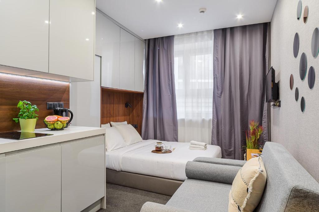 华沙Lumina design studios with beautiful view的酒店客房带一张床和一个厨房